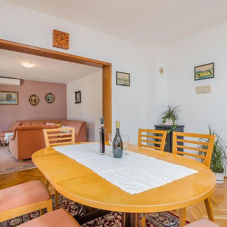 Stunning Apartment In Malinska With Kitchen エクステリア 写真