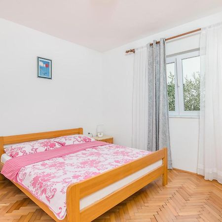 Stunning Apartment In Malinska With Kitchen エクステリア 写真