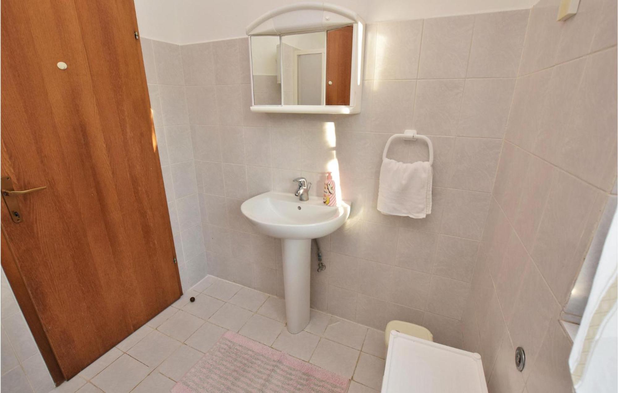 Stunning Apartment In Malinska With Kitchen エクステリア 写真
