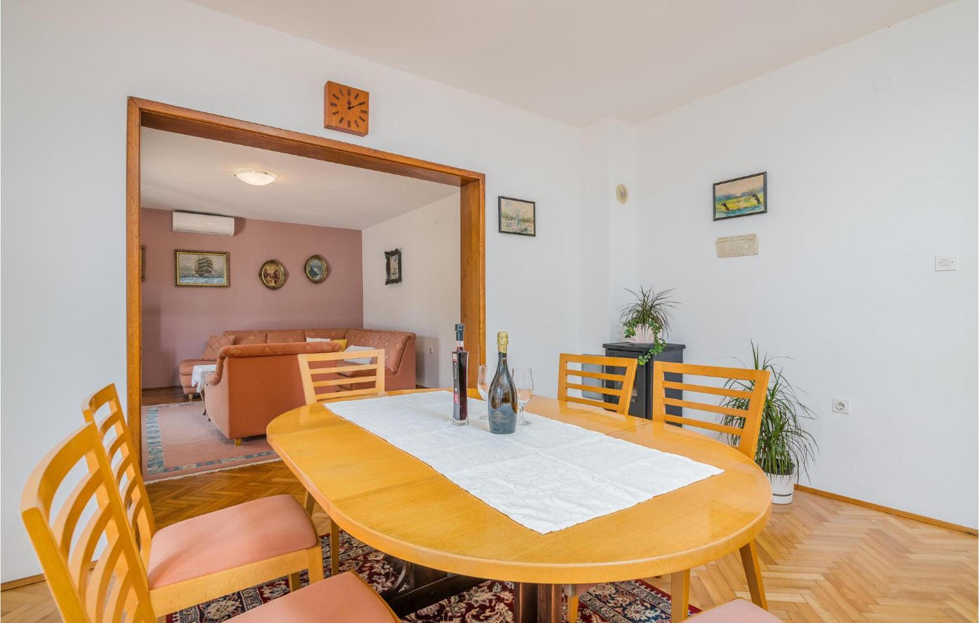 Stunning Apartment In Malinska With Kitchen エクステリア 写真