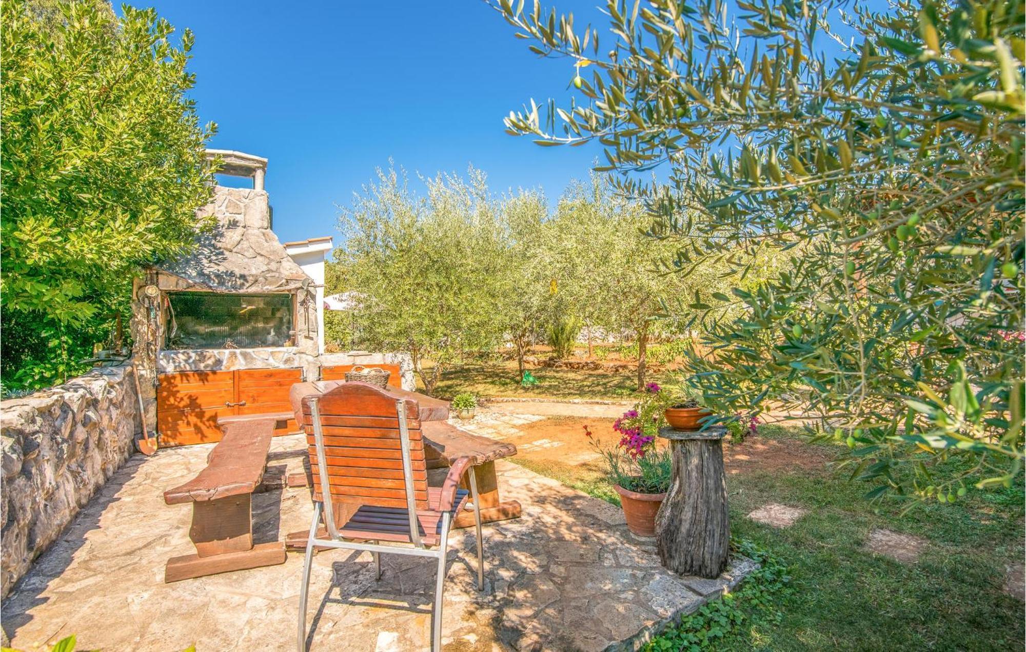 Stunning Apartment In Malinska With Kitchen エクステリア 写真